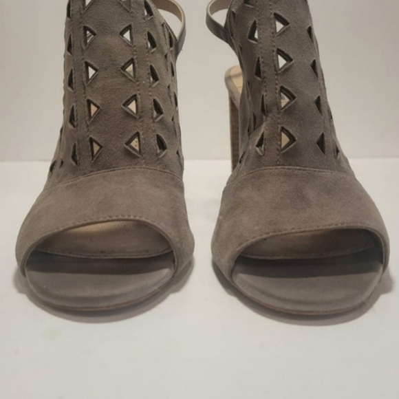 TAHARI SZ 9 Taupe 4" Block Heel Suede Cutout Detailing Open Toe Buckle Slingback - Picture 10 of 12